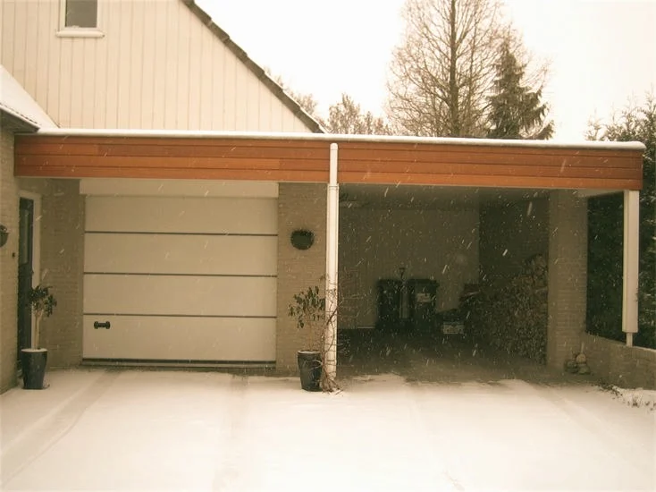 Houten carport naast een garage